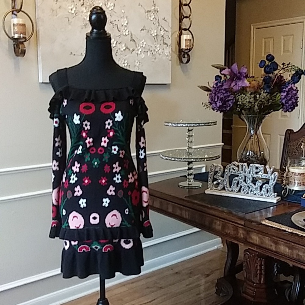 Olmos Y Flores Black Floral Cold Shoulder Ruffle Mini Dress. S